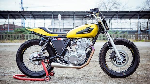 Flat Track Tutti A Scuola Di Traverso Sulla Yamaha Sr400